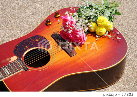 ギター 花束 花 弦楽器の写真素材 Pixta