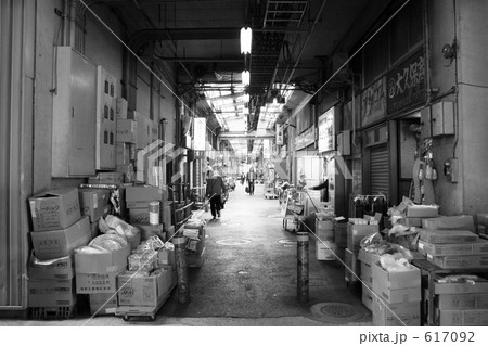 市場 モノクロ 白黒 通路の写真素材