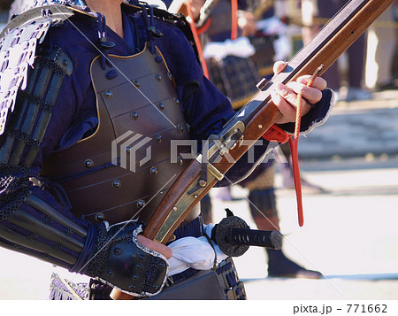 火縄銃 持つ 鎧 戦国時代の写真素材