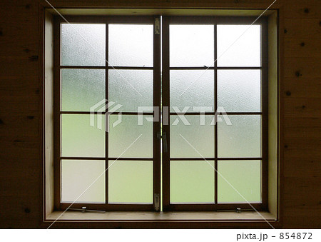 窓 格子窓 室内 逆光の写真素材