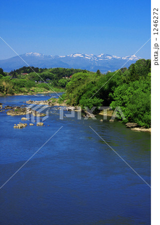 阿武隈川 安達太良山 智恵子大橋 安達太良連邦の写真素材