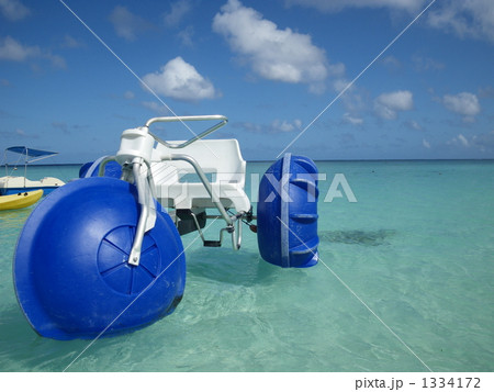 水上自転車 青空 真夏 海の写真素材