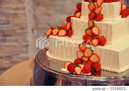 ウェディングケーキ ケーキ ウエディング 3段の写真素材