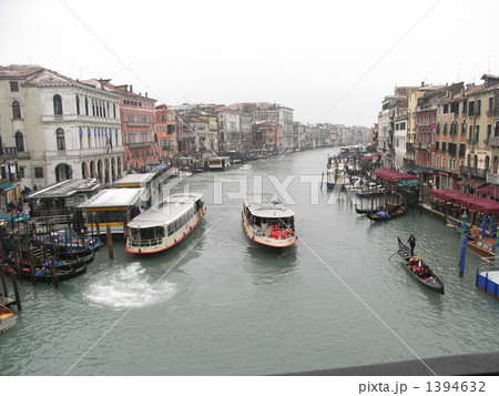 運河 ベネチア 水上タクシーの写真素材
