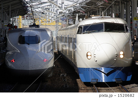 0系 新幹線 N700系 並びの写真素材