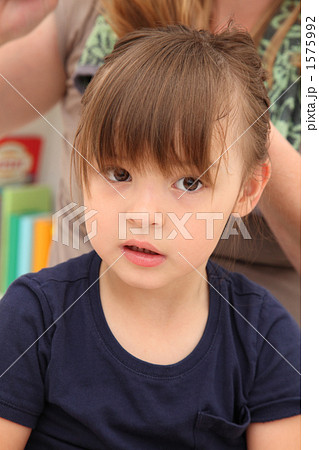 カメラ目線 ハーフ 幼児 金髪の写真素材 Pixta