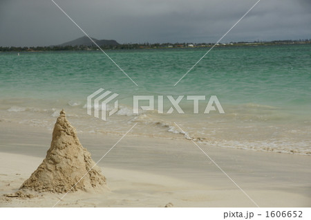 砂山 波打ち際 砂浜 ハワイの写真素材