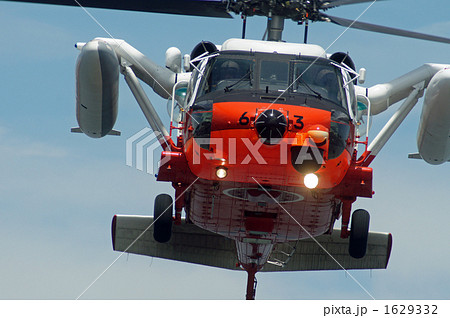 自衛隊 ヘリコプター 飛行機 海上自衛隊 オレンジ色 UH-60Jの写真素材