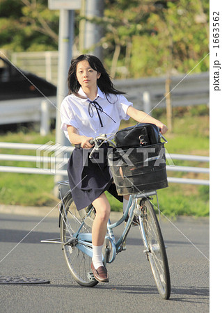 高校生 女子校生 運転 通学の写真素材 - PIXTA