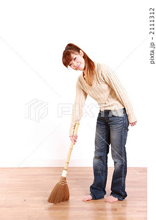 掃き掃除 ほうき 掃くの写真素材