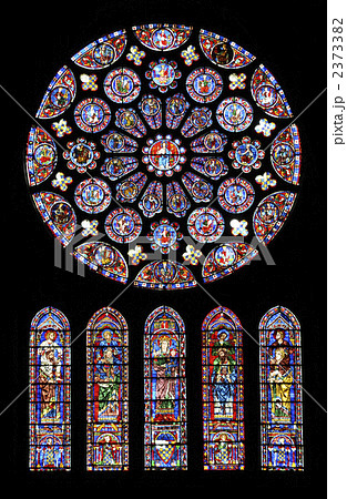 バラ窓 教会 ステンドグラス 円窓の写真素材