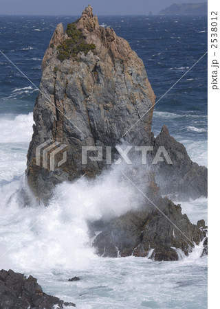 打ち寄せる波 岩礁 荒波 波と岩の写真素材