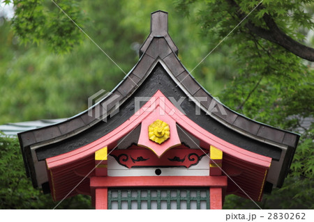 燈篭 朱の灯籠 木の灯籠 車折神社の写真素材