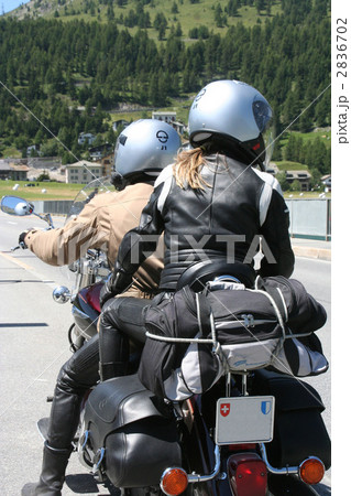 二人乗り カップル バイクの写真素材