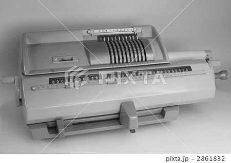 タイガー計算機 手回し計算機 計算機 機械式計算機レトロの写真素材