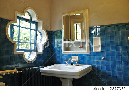 洗面所 青タイル アンティーク 飾り窓の写真素材