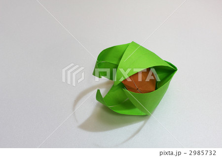 折り紙 ホオズキ ほおずき 白バックの写真素材 折り紙 ホオズキ ほおずき 白バックの写真素材
