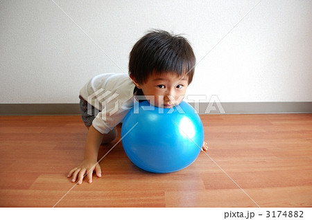 男の子 ボール遊び バランスボール 子供の写真素材