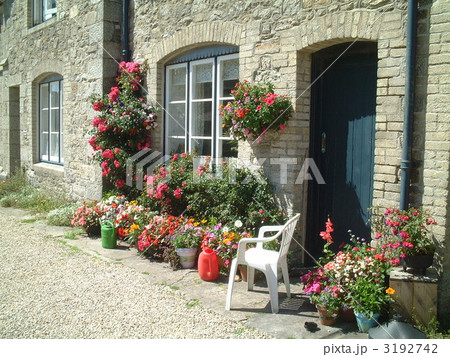 庭 ベンチ ヨーロッパ イギリスの写真素材