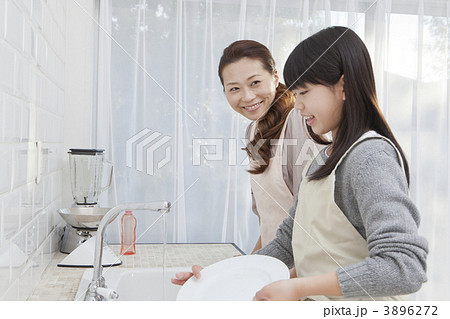 皿洗い 娘 お手伝い 食器洗いの写真素材