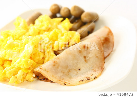 スクランブルエッグ 盛り合わせ 盛り付け 卵料理の写真素材