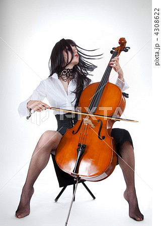 チェロ奏者 チェロ 女 女の人の写真素材