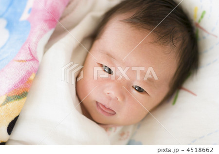 人物 赤ちゃん 新生児 日本人の写真素材