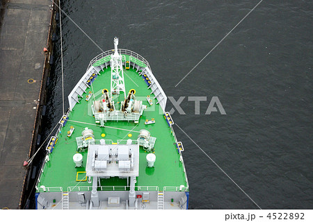 貨物船 舳先 甲板 俯瞰の写真素材