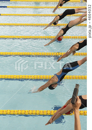 人物 女性 飛び込み 水泳選手の写真素材