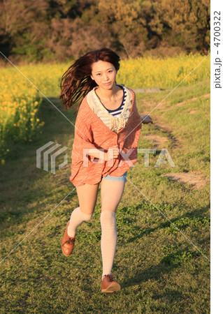 走ってくる 幸せの写真素材