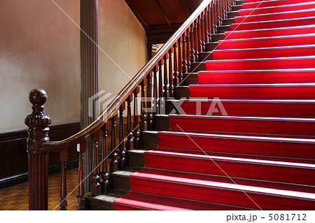 手すり 階段 洋館 赤絨毯 北海道の写真素材