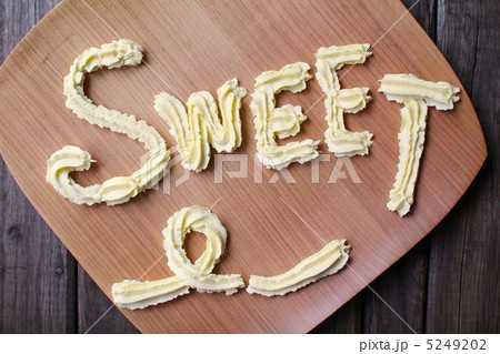 スイート Sweet 英語 木のトレーの写真素材