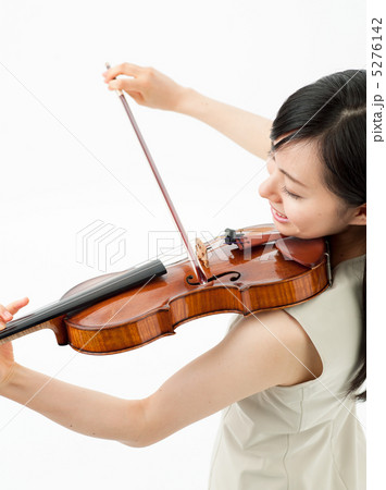 人物 女性 バイオリン 後ろ姿の写真素材 - PIXTA