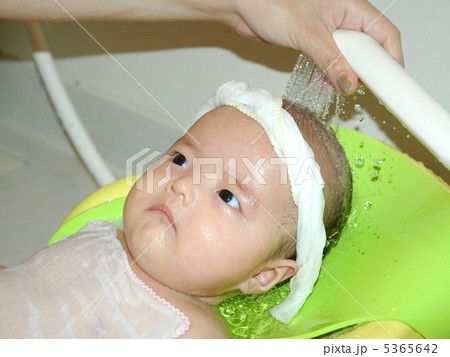 赤ちゃん 入浴 裸 シャワーの写真素材