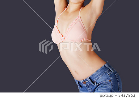 女性 ウエスト くびれ 腹筋の写真素材