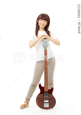 弾く 女性 可愛い ベースの写真素材 弾く 女性 可愛い ベースの写真素材