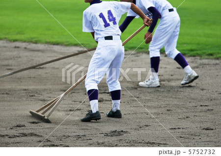 高校野球 グランド整備 トンボ 高校生の写真素材