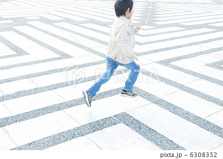 人物 日本人 走る 後ろ姿の写真素材