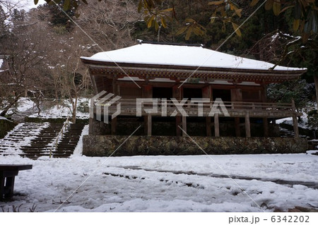 単層寄棟造り柿葺の写真素材