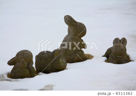 うさぎ rabbit statue 石像の写真素材 - PIXTA