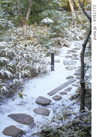 雪 庭園 雪景色 日本庭園の写真素材