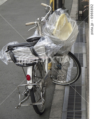 新聞配達 配達 自転車 二輪車の写真素材