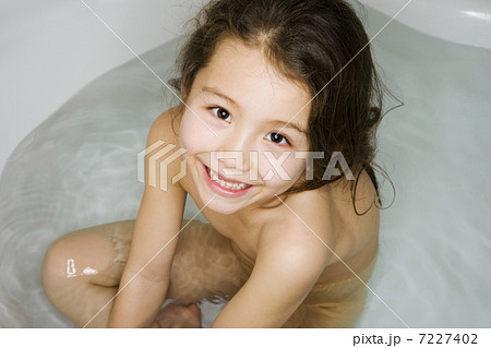 小学生女子　風呂　入浴 お風呂に入る女の子 写真素材 [ 4679258 ] - フォトライブラリー ...