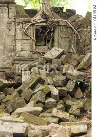 ジャングルの中にある遺跡の写真素材