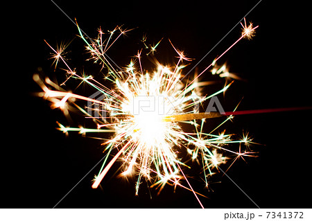 花火 火花 花火 手持ち花火 美しい 燃える 黒 遊び 和風 炎 キレイ 遊ぶ 儚い スパーク 夏イメージ 夏の風物詩 楽しい 火薬 黒バック カラフル 光 和 綺麗 真夏 夏 夜 屋外 火 きれい 光線 鮮やか 風物詩