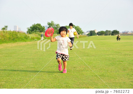 幼児 フリスビー 遊び 子供の写真素材