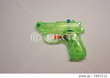 水鉄砲 おもちゃの鉄砲 一丁 伝統玩具の写真素材