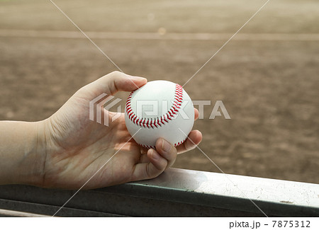 野球ボール ボール 握る 手の写真素材
