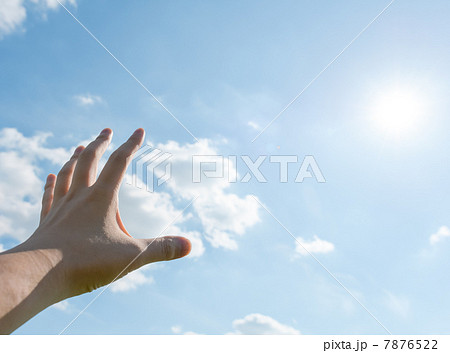 手 片手 雲 太陽の写真素材