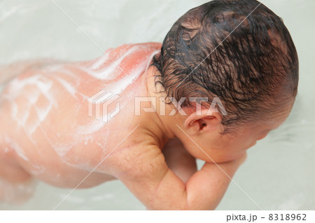 赤ちゃん 沐浴 新生児 背中の写真素材